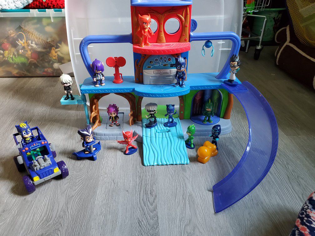 PJ Mask tower and accessories