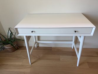 White desk/vanity table