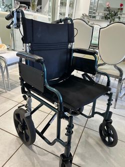 Wheelchair marca NOVA plegable, brazos de mesa desmontables, nunca se uso!ruedas traseras 12”