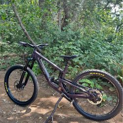 2024 Santa Cruz nomad v6 Size Large