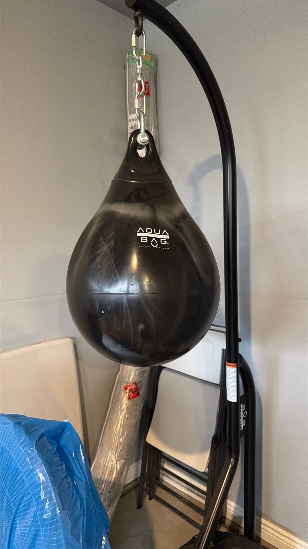 Aqua Bag 190 Lb punching bag + A Stand