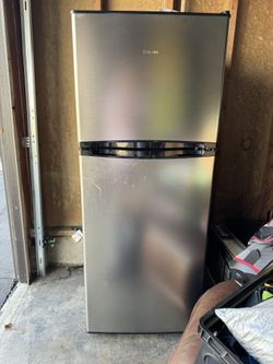 Refrigerator- Hotpoint 9.7 Cu Ft