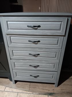 5-Drawer Chest Dresser in Gray