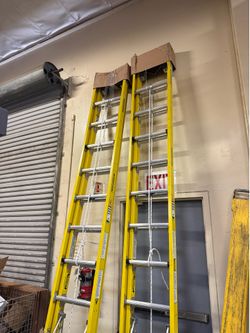 24FT TYPE IAA FIBERGLASS D-RUNG EXTENSION LADDER W/ CABLE HOOK, V-RUNG, AND WERNER LEVELSAFE™
