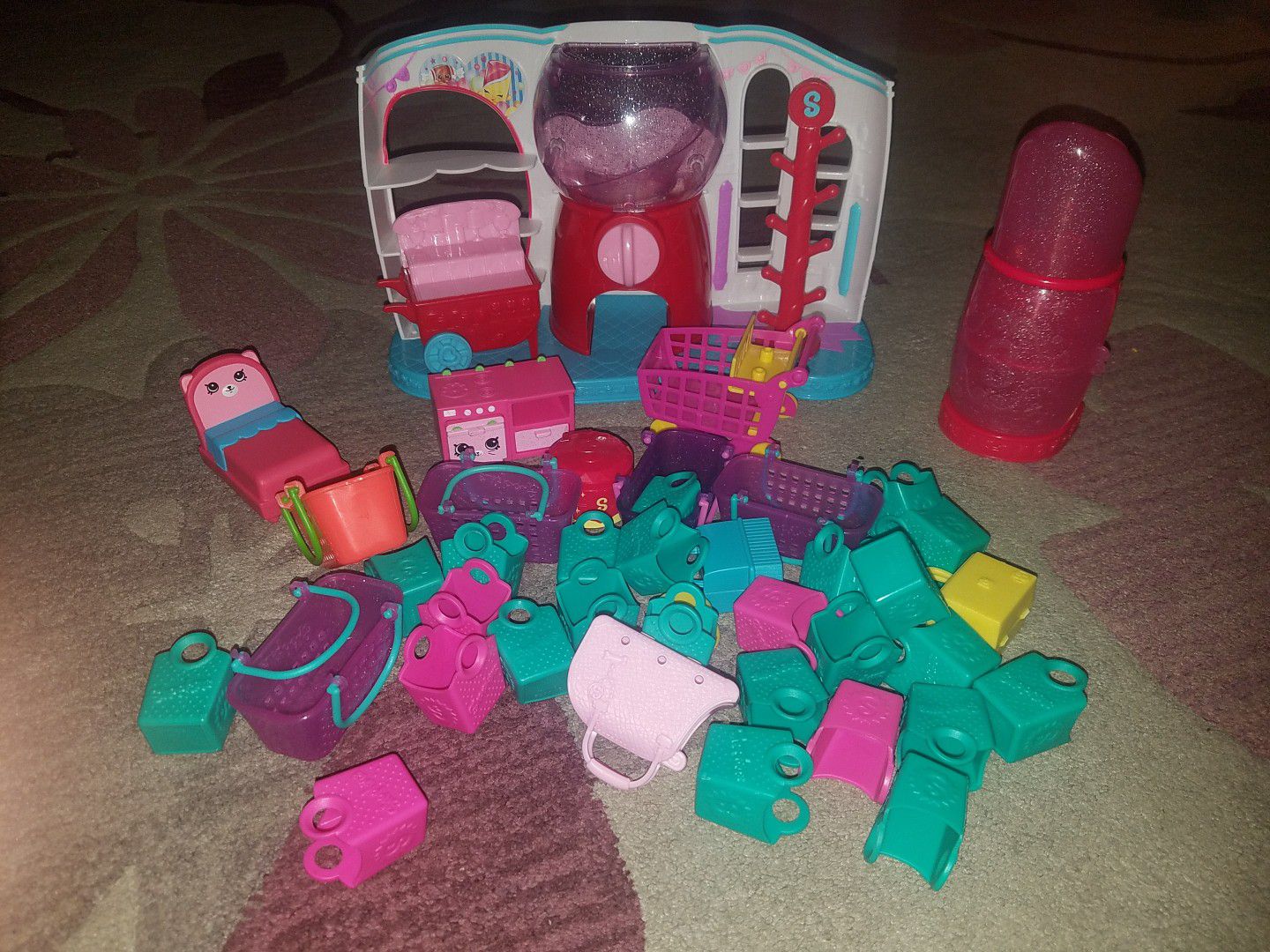 Over 80 Shopkins and 20 Squinkies, Dolls and Sweet shop included!!