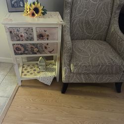 Perfect To Add To Your Fall Decor! Sunflower Bohemian-style End Table