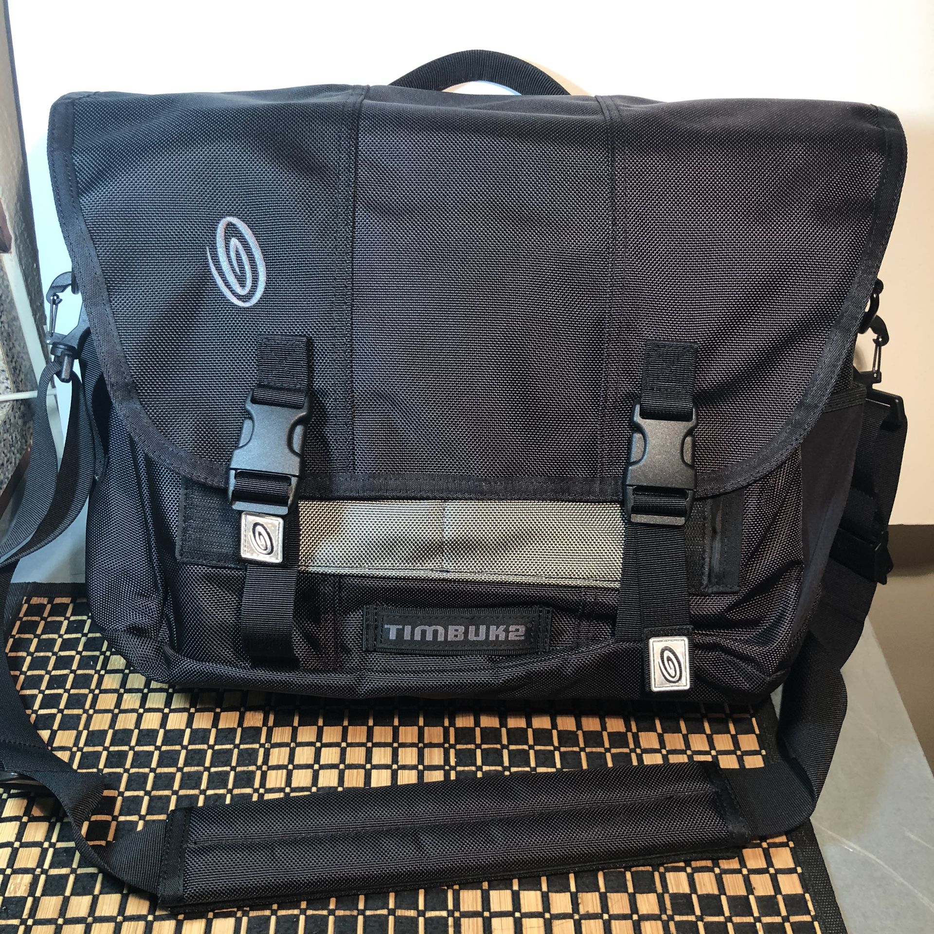 Timbuk2 Classic Messenger Bag Medium Nylon Black Laptop Travel Crossbody M