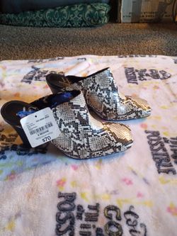 Women's shoes size 6 medium