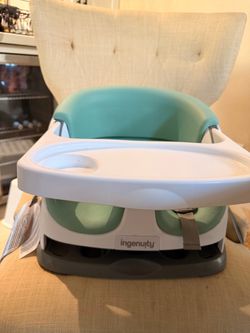Booster seat with tray