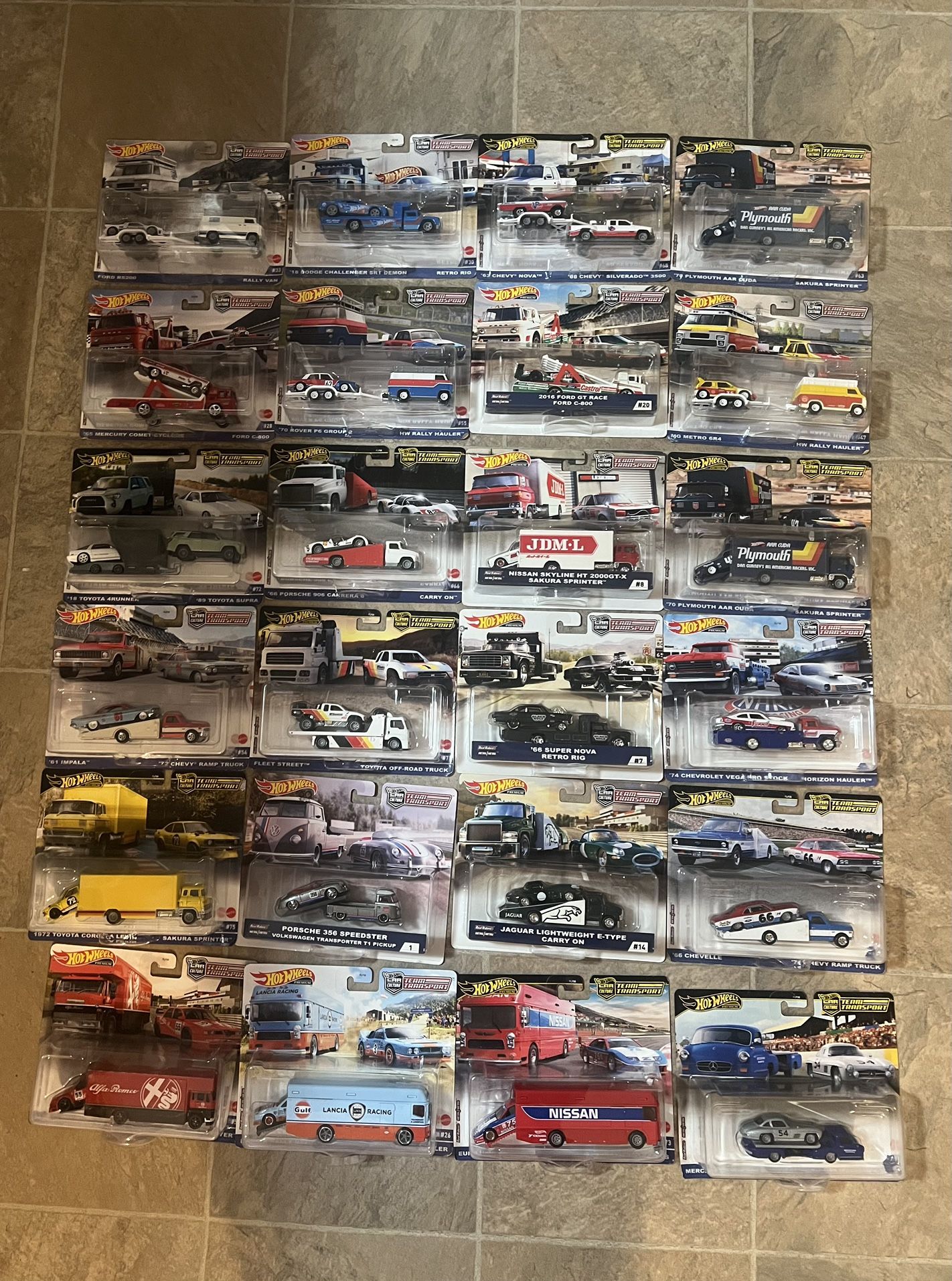 24 Hot Wheels Team Transport 