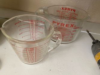 Vintage Pyrex Glass Measuring Cup Set