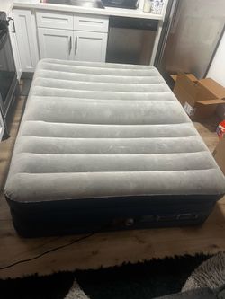 Full Size Air Mattress w/ Built-In Pump 20”