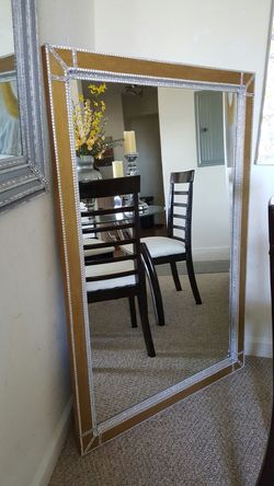 Este hermoso espejo decorado completamente en todo sus vorde con un fino metal plateado