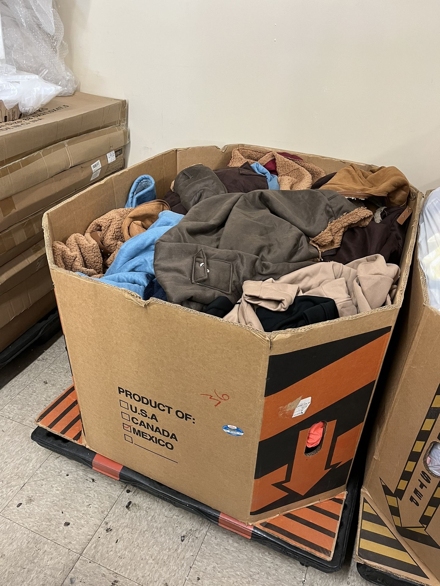 1x pallet of Amazon Walmart clothing ( total 100 pieces)