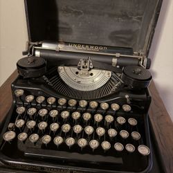 UNDERWOOD 4-BANK TYPEWRITER