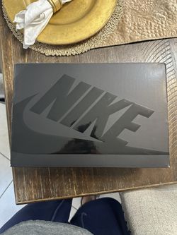 NIKE AIR FORCE ONE LOW SUPREME  COLOR WHITE SIZE 10