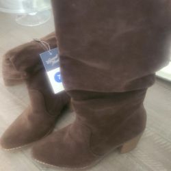 NEW WOMAN'S CUTE BOOTS SIZE 7 