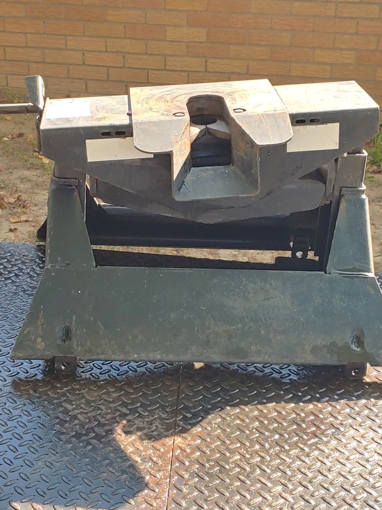 5th Wheel Hitch; Reese; 20-ton Towing Capacity