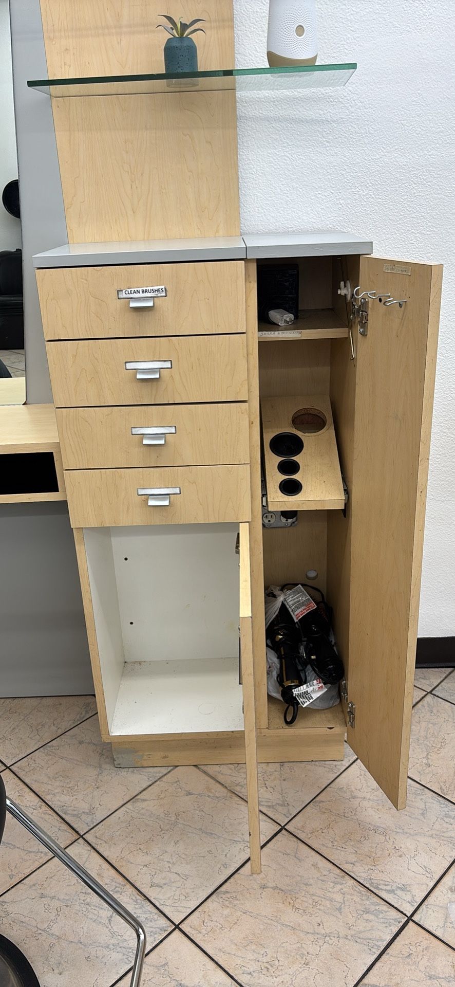 4 Beauty Salón Stations