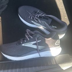Brooks Running Shoes Size 10 Like New 