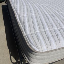 Organic Queen Hybrid Mattress, Like New, Perfect Condition (made with Latex and cotton) Toxin Free  