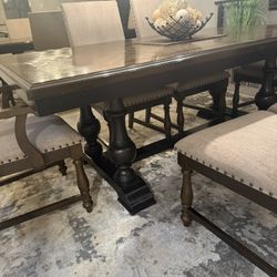 Beautiful luxury Table With leaf And 6 Chairs
