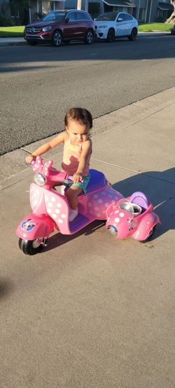 Toddlers Minnie Mouse electric powered motorcycle / Scooter with side car
