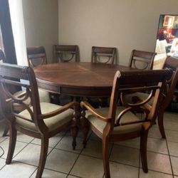 ROUND BEAUTIFUL DINNIG  TABLE SET 8 Sitters 