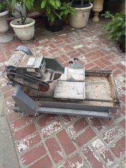 Machine to cut tiles in good condition, it only needs the water pump