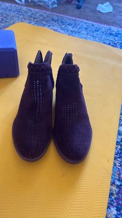 Women color wine size 6/7