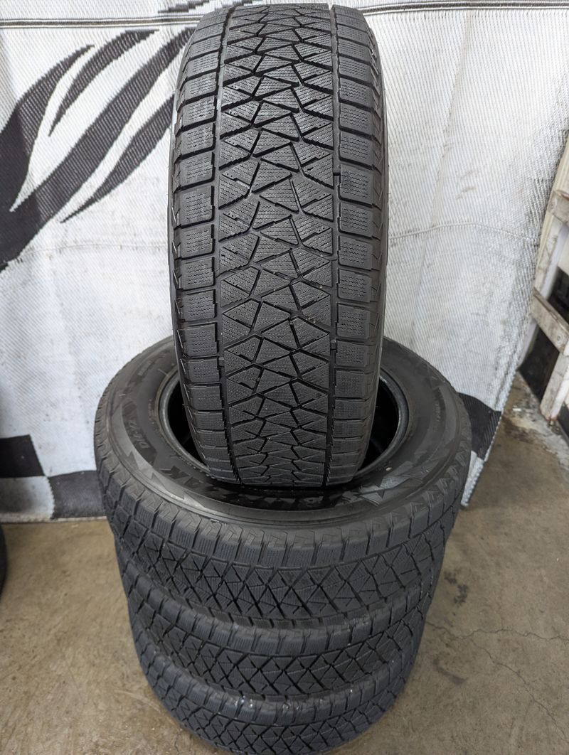 245/60r18 "Near Brand New" Bridgestone Blizzak DM-V2 studless winter snow tires
