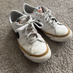 White Nike Boys Size 5