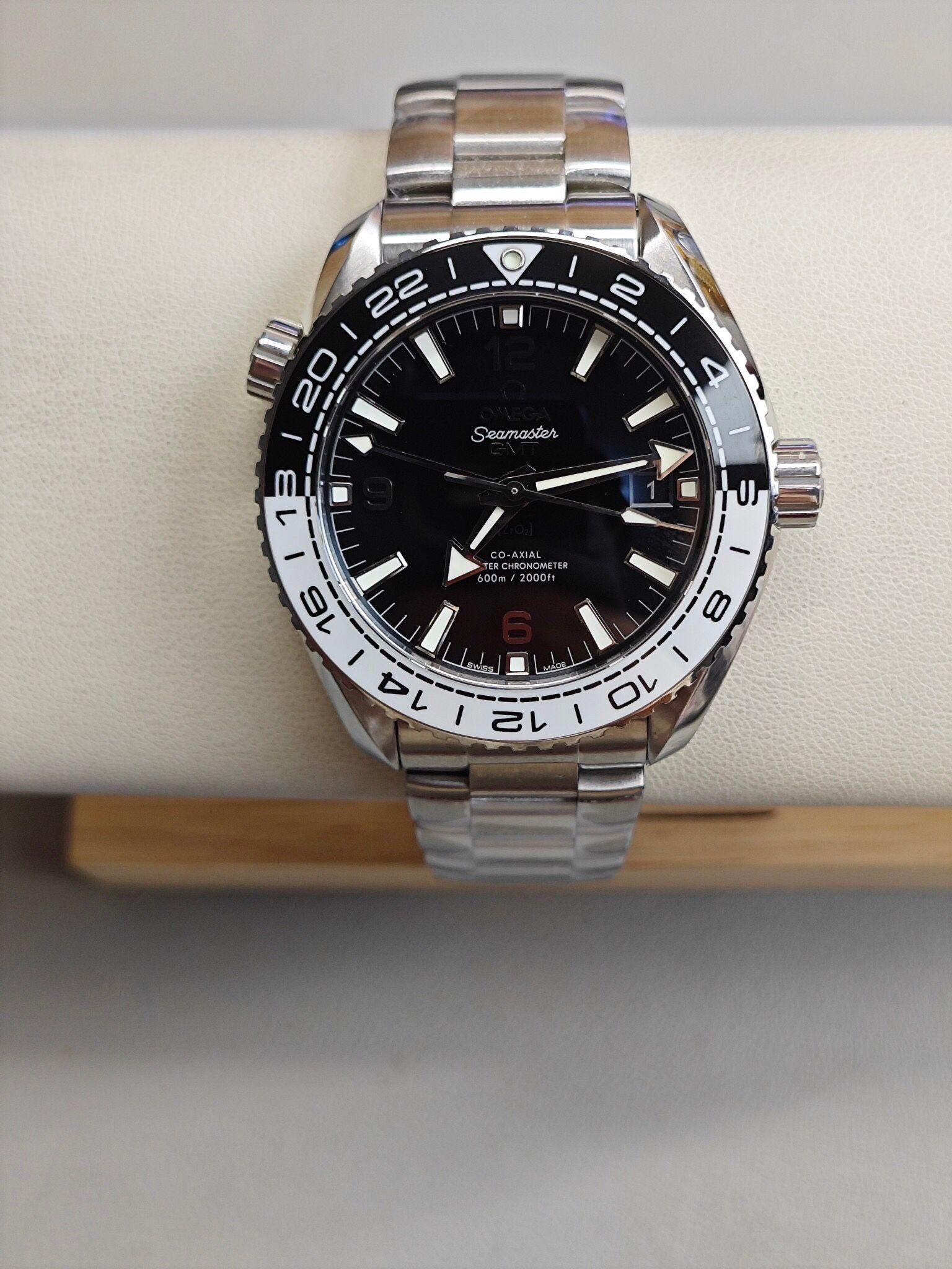 A fashionable mechanical men's watch