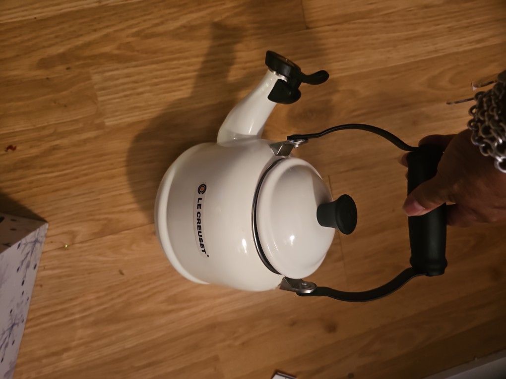 Great Con, le Crusent Tea Kettle