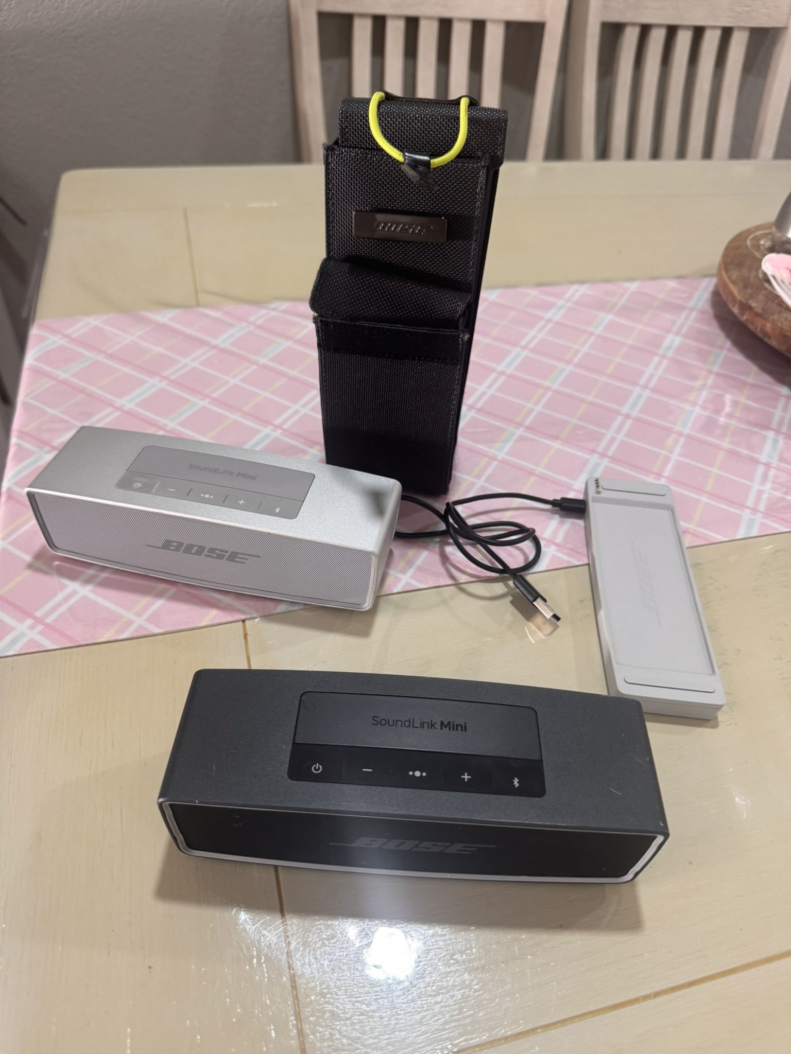 Bose Sound link Mini One Like New The Black Little More Used The Come Whit This accessories It’s Worth Over $300