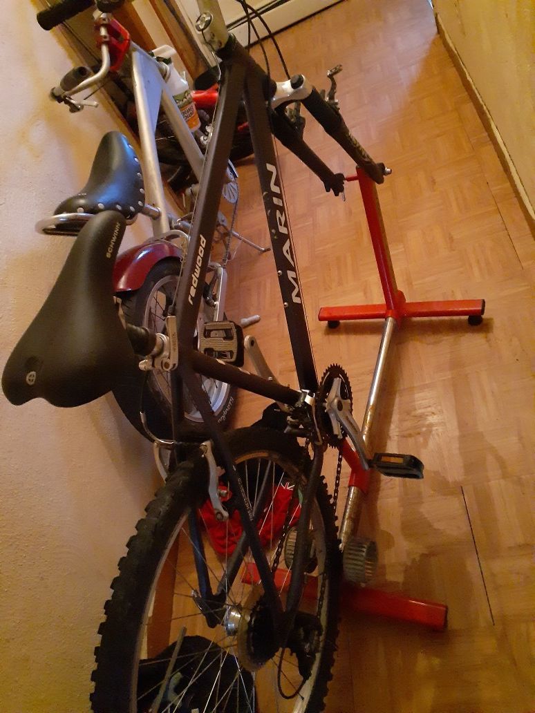 Indoor bicycle exercise stand