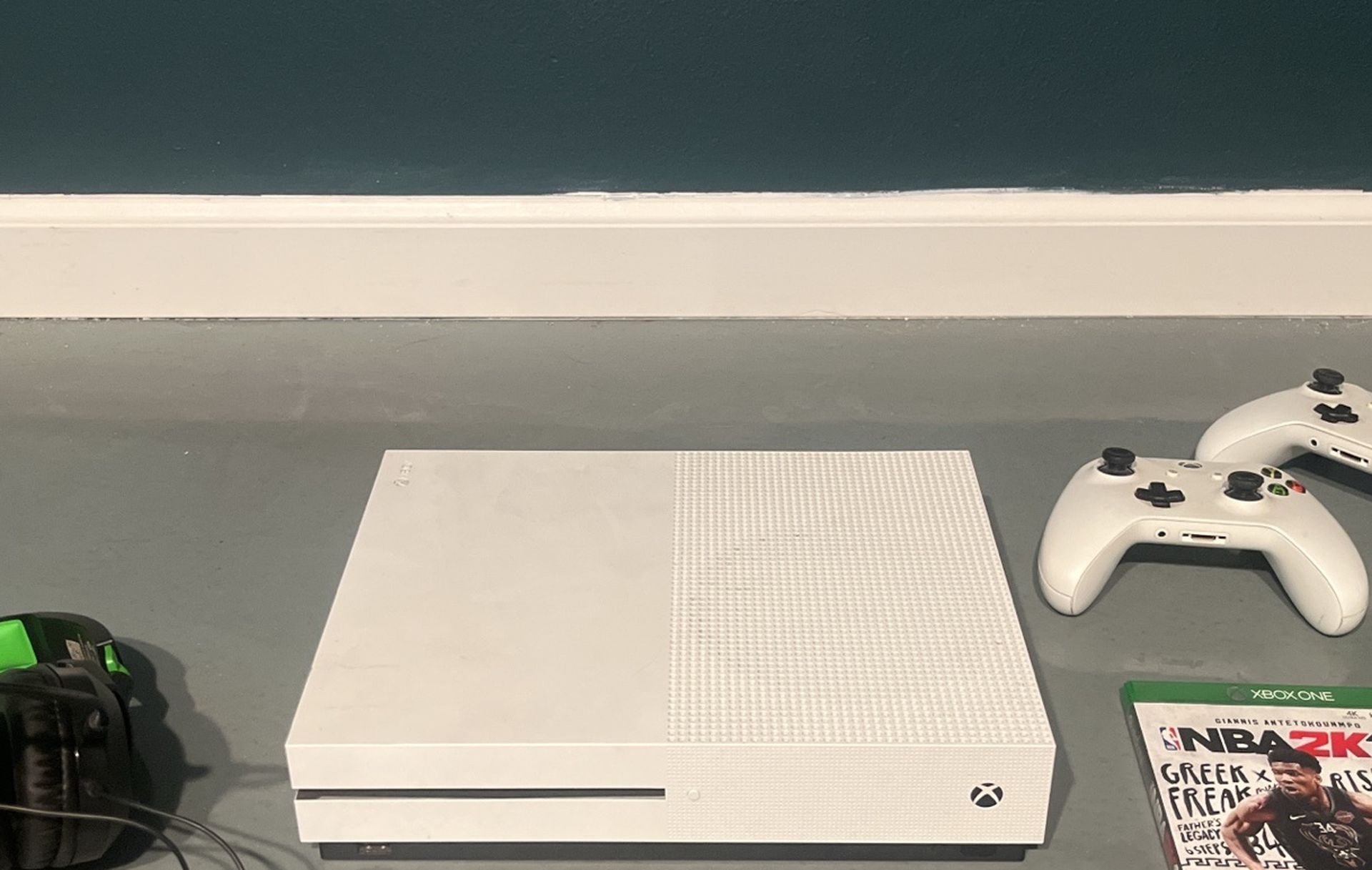 XBOX ONE + 2Controllers + Headset