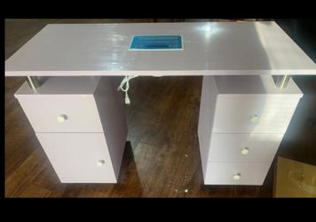 Mesa de uñas blancas