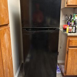 Insignia 9.9 Cu. Ft. Top-Freezer Refrigerator