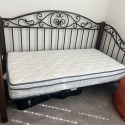 Daybed And Twin Mattress 