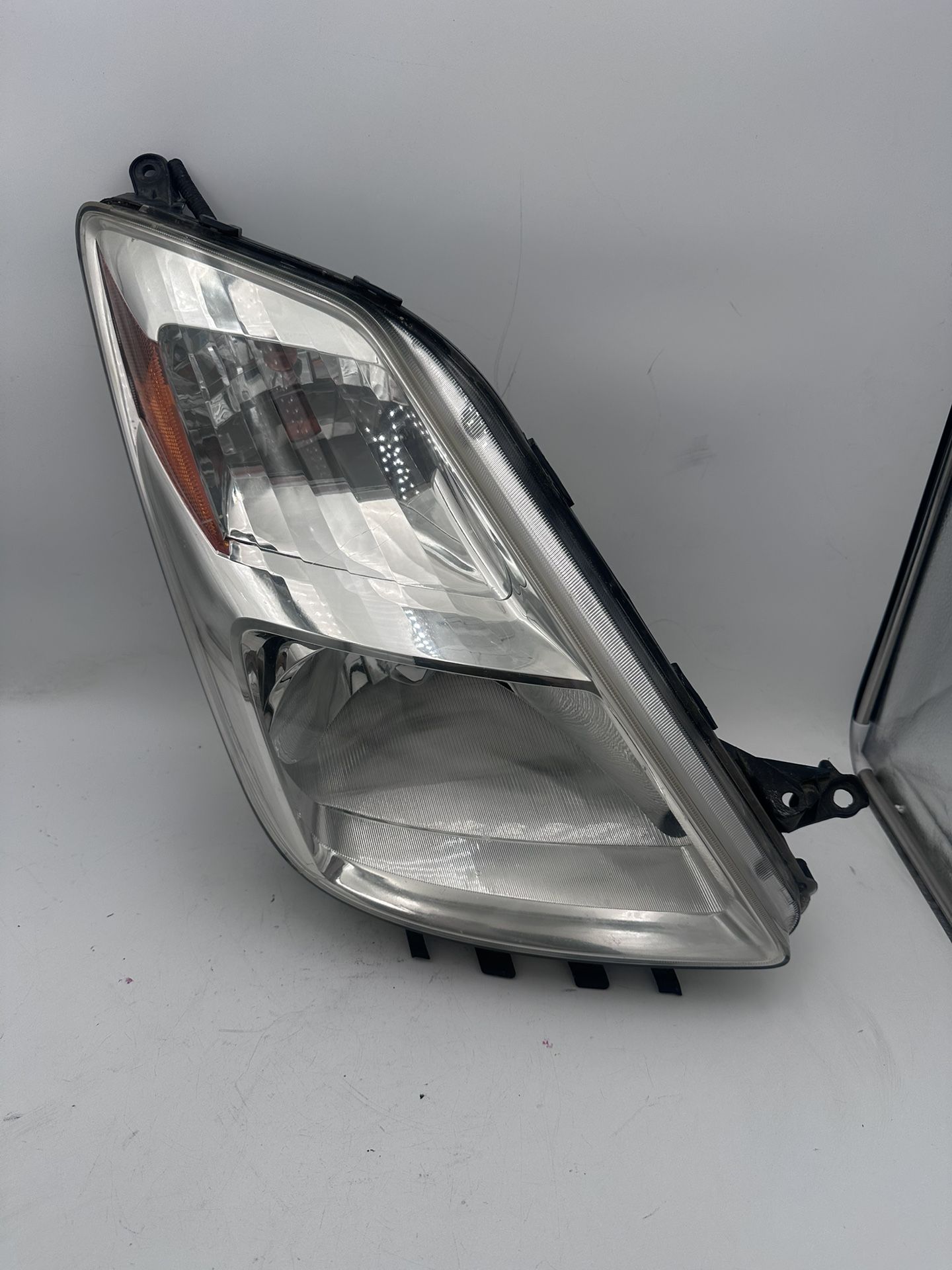 2004 to 2005 Toyota Prius OEM Right Passenger Side Headlight Lamp