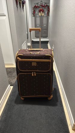 Liz Claireborne soft-sided Expandable Luggage with 4 wheels