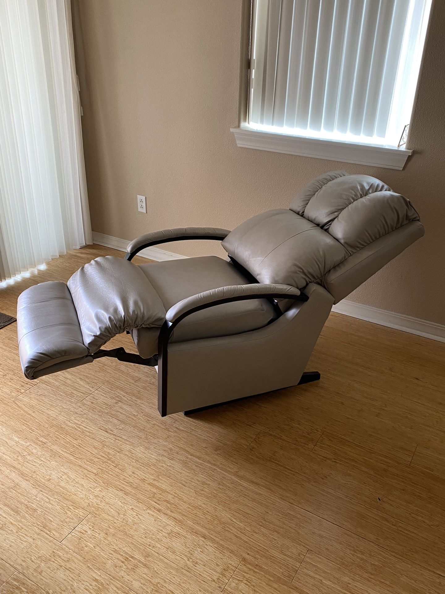 Cream Color Leather Recliner.. Like New  . Very Comfortable