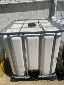 275 gallon plastic water tank $85 each