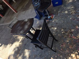 Table convertible and chairs