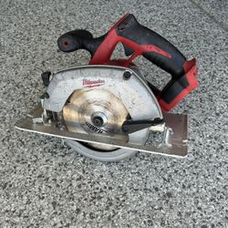 18m Milwaukee Cordless Saw 