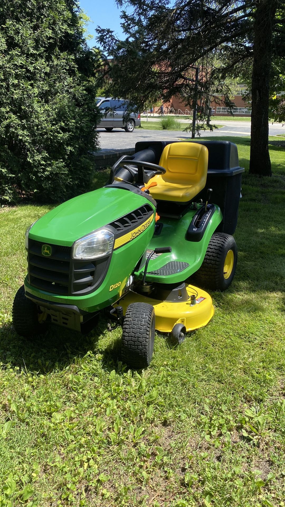 John Deere D120 Riding Lawn Mower width 42” Edge™ mower deck, 21HP Briggs Engine, bagger system.