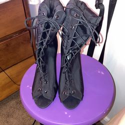 NEW BLK LACED UP HEEL SIZE 6
