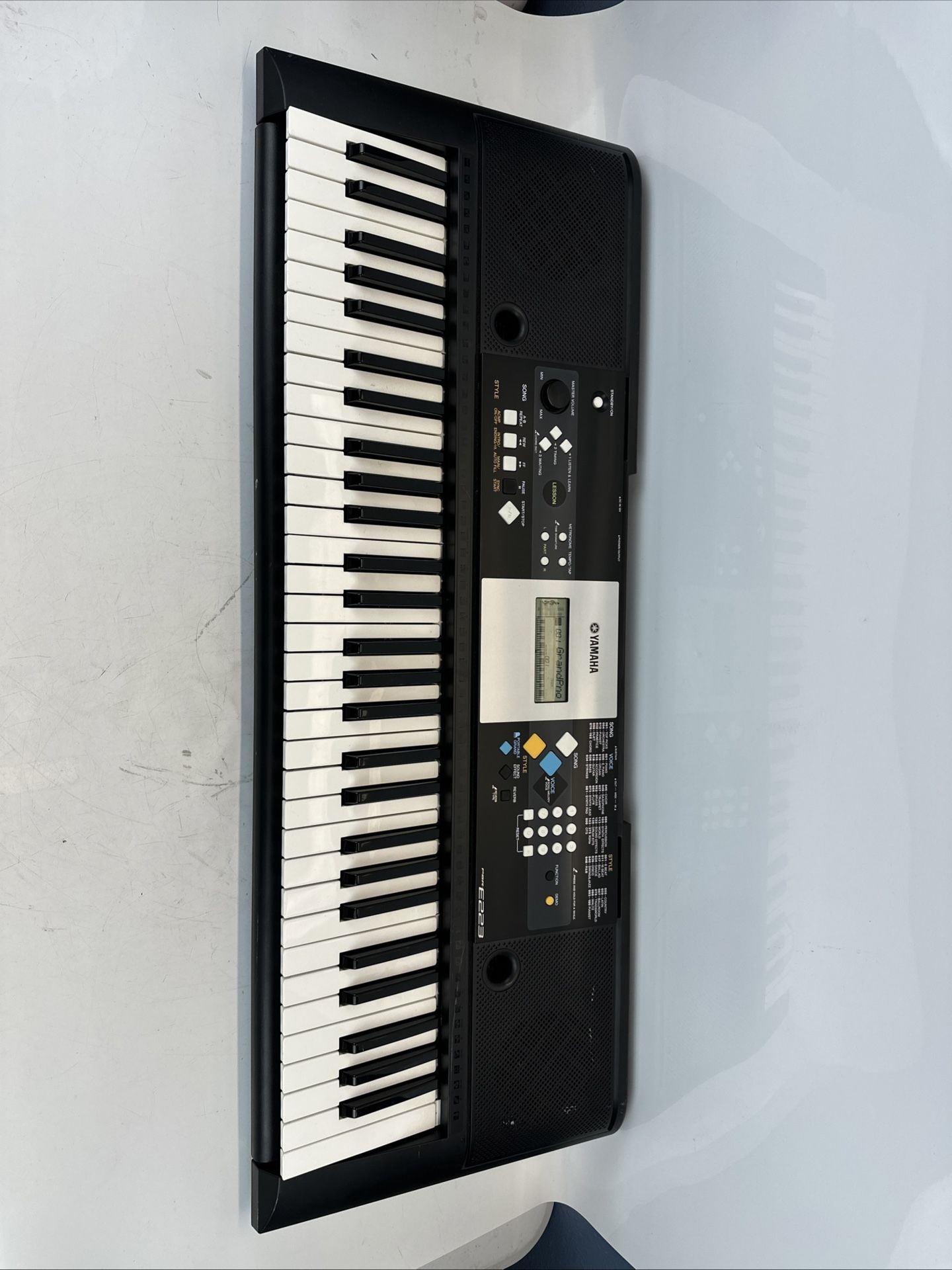 Yamaha PSR-E223 Electronic Keyboard Piano 61 Keys – Tested, Sounds Great!
