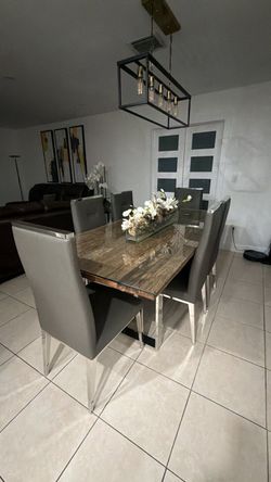 Mesa de comedor con sus sillas